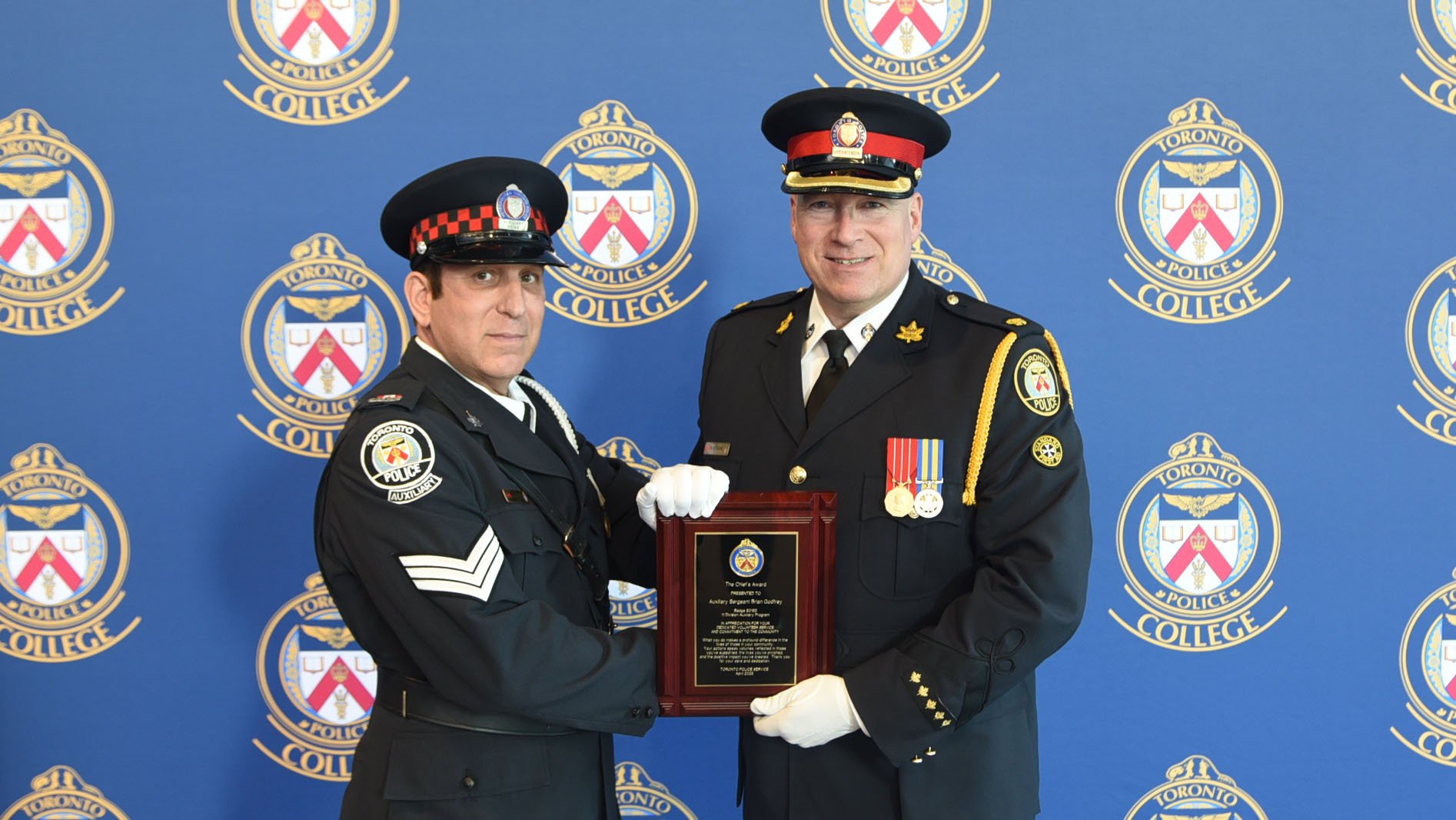Superintendent Andy Ecklund presents the Chief's Award to Auxiliary Sergeant Brian Godfrey.